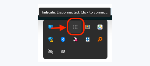 Windows の通知領域に並んだアイコンのうち、点が並んだ形の Tailscale アイコンが赤い丸で囲まれ、赤い矢印で示されている。アイコンの上に「Tailscale: Disconnected. Click to connect.」という英語の吹き出しが出ている。