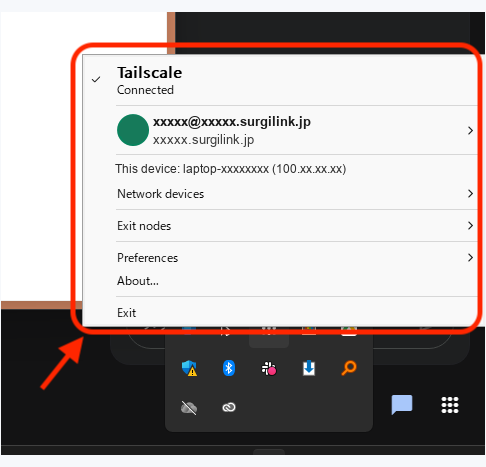 Windows で開いた Tailscale のメニュー。上部に Tailscale と Connected の表示があり、その下にログインしたアドレスと端末名が伏せた状態で並んでいる。